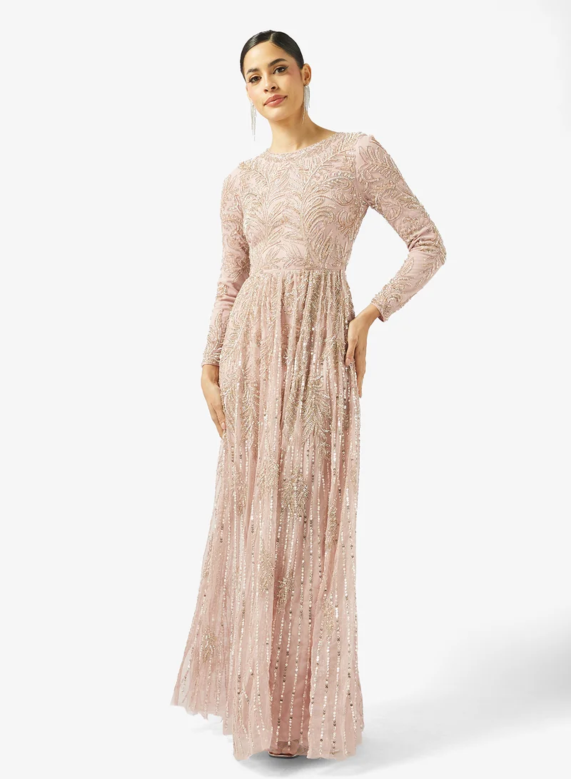 ماري فستان ماكسي مزين بطيات